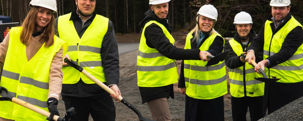 Fotograf: Teodor Naess

Bild 2 fr. vänster

Ola Skogö, VD, Adapteo Sverige

Victor Ertzgaard Segerström, Head of Asset Management, LogiDev 

Johanna Persson, President & CEO, Adapteo Group

Pavlos Cavelier Bizas, ordförande arbetsmarknadsnämnden, Uppsala Kommun

Malin Lundberg, Site manager, Adapteo Sverige

Raimo Joss, arkitekt SAR/MSA, partner White arkitekter