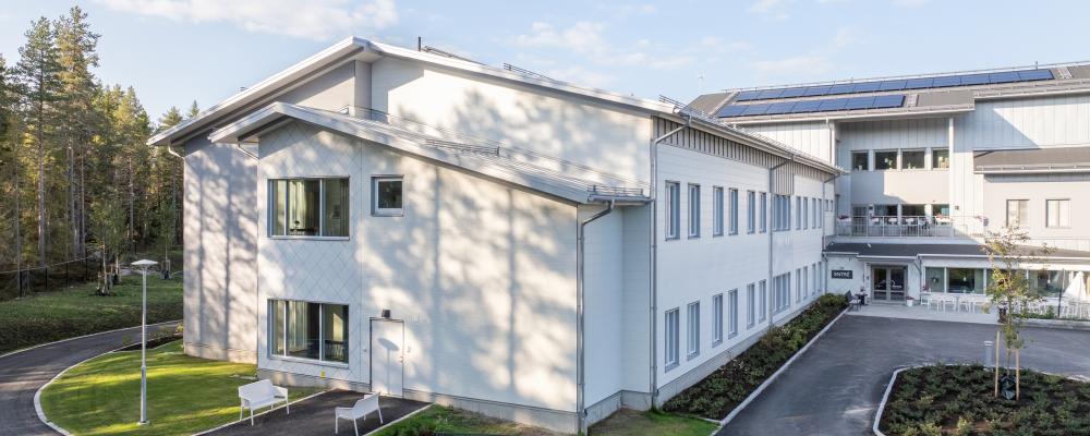 Beläget på Strömnäsbacken i utkanten av Piteå hittar man Skogsgården, ett vård- och omsorgsboende ritat av Tengbomgruppen. Bildrättigheter: Rockpanel