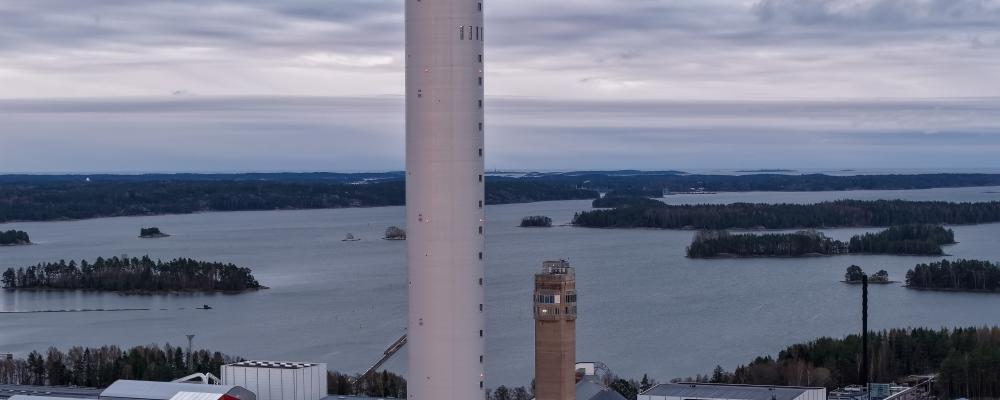 Prysmian Tower är inte bara ett landmärke som sträcker sig mot himlen. Byggnaden spelar också en viktig roll i energiomställningen, tack vare produktionen av toppmoderna sjökablar för överföring av förnybar energi. (Foto: ©Teemu Kiiskinen).