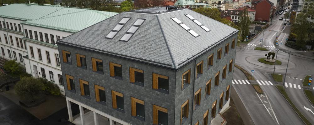 Valet av skiffer från wienerberger till tak och fasad blev centralt för visionen: ett levande material med textil känsla – ett subtilt eko av Borås textila arv. (Foto: R3 Studio)