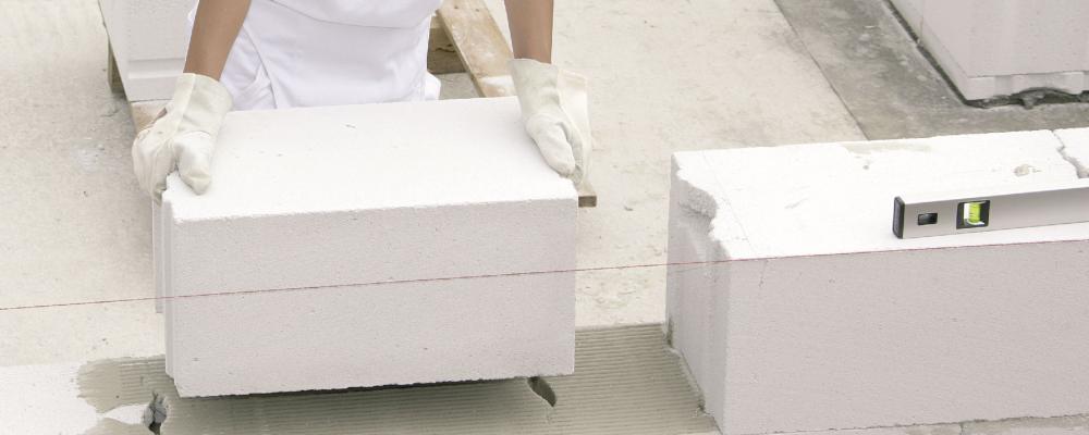 Ytong lågenergi har en hög termisk isoleringsförmåga och tryckhållfasthet. Tillsammans med Multipor passar produkterna utmärkt för invändig respektive utvändig isolering av bland annat ytterväggar och tak, säger Ben Birouti, Head of Country Operations på Xella Sverige. Fotocred: Xella