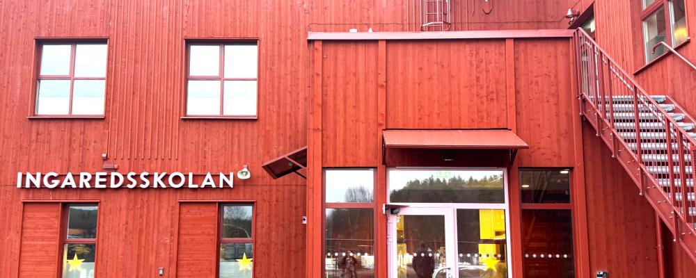 Den naturnära omgivningen har präglat gestaltningen, med träfasader och kulörer inspirerade av traditionella byggnader. Interiört har barnens perspektiv varit centralt. (Foto: Gerflor)