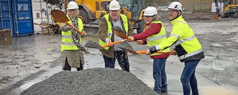 Carina Wutzler, kommunstyrelsens ordförande i Vellinge kommun, Tony Rosén från byggande styrelse, Ulrika Nyström, Affärsområdeschef på Riksbyggen Bostad och Rickard Wollberg från NBI Bygg AB. Pressbild: Riksbyggen