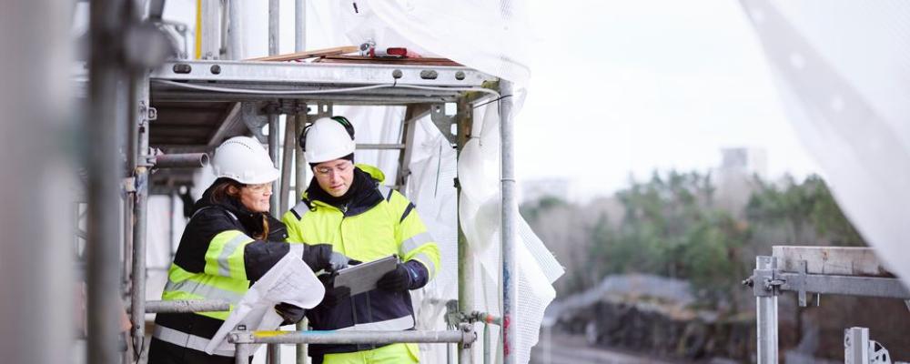 Arbetsmiljöverket genomför en nationell tillsynsinsats med fokus på hur arbetsgivare och byggarbetsmiljösamordnare (BAS-U) arbetar för att förebygga fallrisker från tak, ställningar, hissar och arbetsutrustning som skyliftar.
Bildkälla: Arbetsmiljöverket