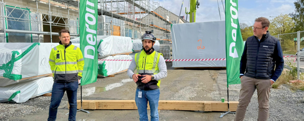 Byggstarten markerades med ett symboliskt modullyft. Personer fr. vänster. projekt- och anbudschef Andreas Ölmeby, entreprenadchef Jesper Tomasini. Båda från Derome BoPartner. Patrik Westin, vd Derome Fastighet. Pressbild: Derome