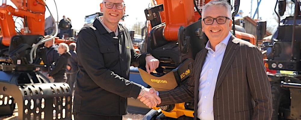 Krister Blomgren (vd Engcon, t.v.) och Francesco Quaranta (vd HCME). Foto: Engcon