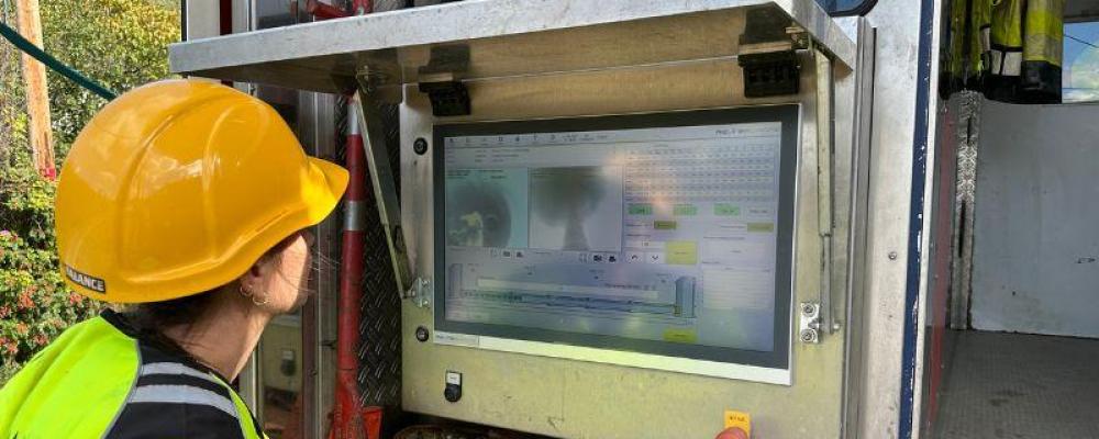 I Drammen var över 20 hushåll anslutna till en underdimensionerad och igensatt vattenledning. Lösningen blev en innovativ rör-i-rör-lösning som på några veckor gav både hus och lägenheter bra vattentryck. På bilden: VA-ingenjör Kristin Hamre, Drammen kommun. Foto: Drammen kommun