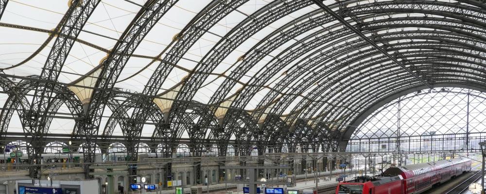 Dresdens stationshall med nytt membrantak.   Foto: Deutsche Bahn, kredit: Volker Emersleben