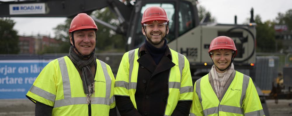 Jens Sjöström (S) investeringsregionråd, Jakop Dalunde (MP) tillträdande trafikregionråd, Michaela Haga (C) gruppledare trafiknämnden. Pressbild: Miljöpartiet i Region Stockholm