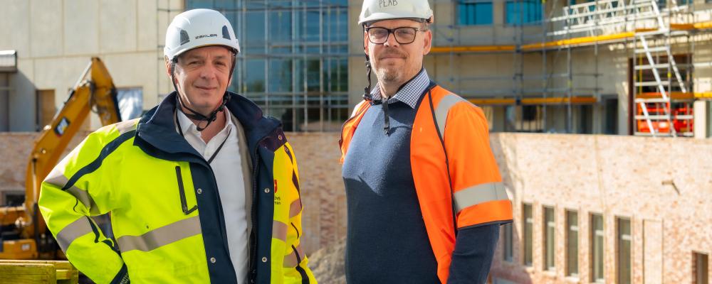 Husein Abdulah, projektledare och Kristoffer Daag (L), ordförande i utbildnings- och kulturnämnden. Pressbild: Burlövs kommun