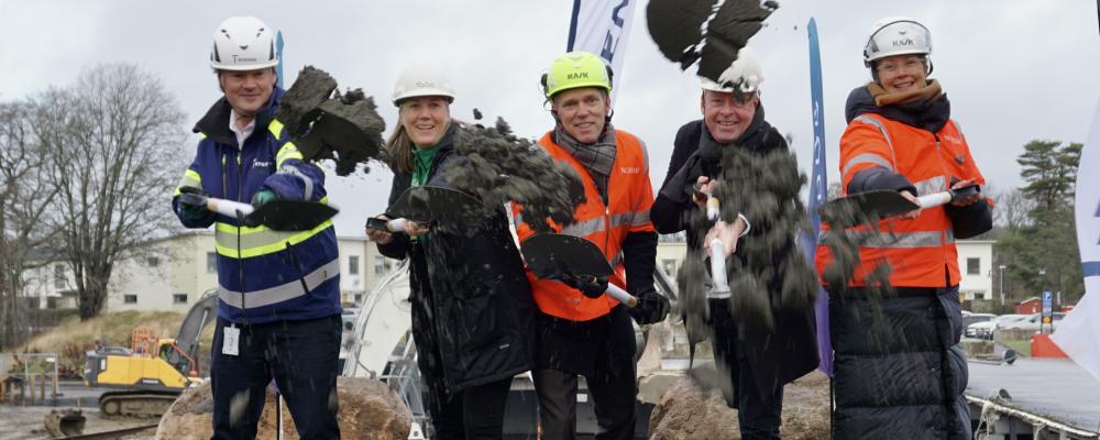 På plats vid spadtaget fanns representanter från Förbo, Nordr, T-Byggen Sverige AB, Härryda kommun samt blivande köpare och intressenter. Pressbild: Förbo
