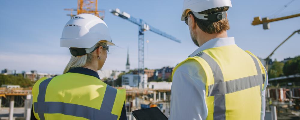 Ingenjörer i byggprojekt. Hållbarhetskompetens blir en allt viktigare del av arbetet i byggbranschen. Pressbild: Nackademin