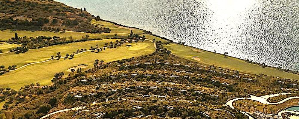 Hotellanläggningen Mandarin Oriental Costa Navarino ligger högt ovanför Navarinobukten på Peloponnesos och har utformats för att smälta in i det omgivande landskapet. OBS! Det finns fler bilder av interiören i slutet av artikeln. Foto: BREBA Claus Brechenmacher & Reiner Baumann