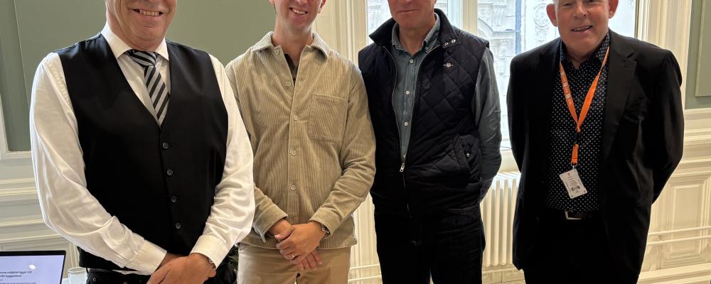 Från vänster: Stefan Lundberg, jurist och Gustaf Anselmsson, CEO på Gokind AB, Lennart Weiss, kommersiell direktör på Veidekke Sverige AB samt Conny Svensson, senior adviser på ID06 AB. Pressbild: ID06