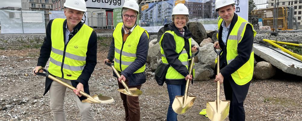 Fredrik Millertson, Christoffer Akej,Kristina Bondesson och Jan Kuliński tar ett tillsammans ett första spadtag. Pressbild:  Biljana Velevska