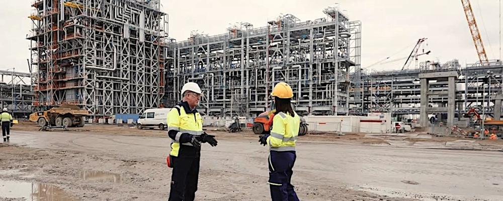 Under byggets toppskede engageras uppemot 2 500 arbetare på plats, och när anläggningen är i drift väntas den skapa cirka 450 fasta arbetstillfällen utöver tusentals arbetstillfällen under byggperioden.  Foto: Ineos projekt ONE