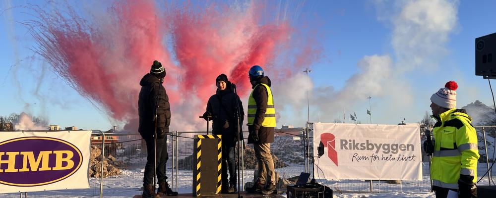 Från vänster: Staffan Jansson, kommunstyrelsens ordförande i Västerås, Torbjörn Jonsson, blivande boende i Brf Kopparvalvet, Jon-Emil Blomstedt, avdelningschef hos entreprenören HMB Construction AB. Pressbild: Riksbyggen
