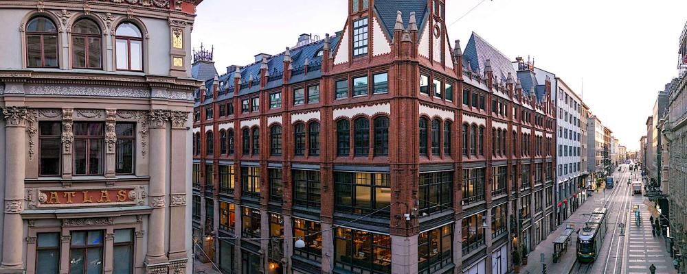 YIT genomförde nyligen en totalrenovering av denna byggnad på Alexandersgatan i Helsingfors centrum. Över 80 procent av rivningsmaterialet återvanns eller återanvändes direkt på byggarbetsplatsen – exempelvis koppartak, marmorplattor, tegel med mera. Tack vare effektiv källsortering bestod endast 1 procent av byggavfallet av blandavfall. Återbrukade material köptes bland annat in från konkursbon. Energieffektiviteten förbättrades och energiförbrukningen minskade med 30 procent. Projektet genomfördes i enlighet med EU:s taxonomiförordning. Foto: YIT