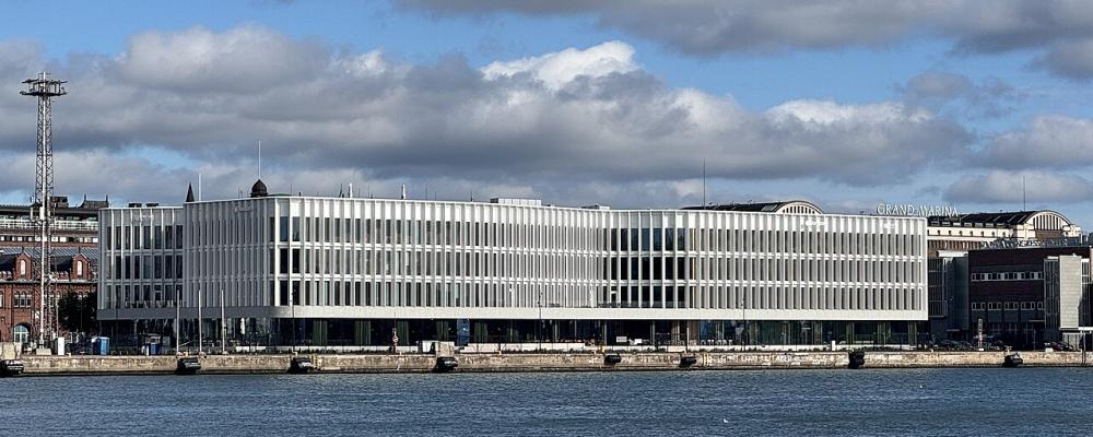 Trots att huset innehåller både kontor och hotell är stora delar av byggnaden öppna för allmänheten. På det nedersta planet finns publika foajéer, café och restauranger. På taket finns terrassytor och en bar med utsikt över hamninloppet och Finska viken. Foto: Wikipedia Common Lic, kredit: Vadelmavene