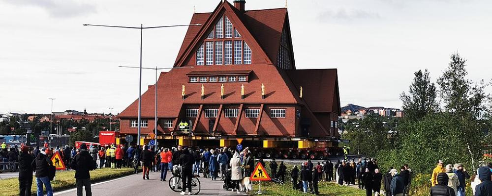 Flytt av Kiruna kyrka 2025. Foto: TorbjørnS/Wikimedia Commons / https://commons.wikimedia.org/wiki/File:Kiruna20250819-14-kirkeflytting.jpg?uselang=fr