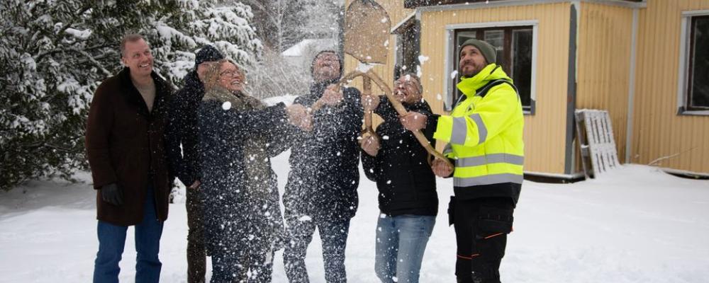 Från vänster i bild: Robin Berkhuizen (Emrahus), Marcus Hamlin (Lansen Omsorg), Elin Videfors (Emrahus), Magnus Nihlén (Emrahus), Nils-Eric Bülow (Lansen Omsorg), Andreas Elmgren (GA Carlsson & Son Entreprenad). Mikaela Bjarve