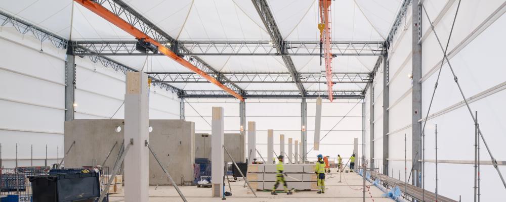 Bjälklag i KL-trä, pelare av limträ och stålbalkar bär den nya byggnaden. Foto: Anders Lipkin