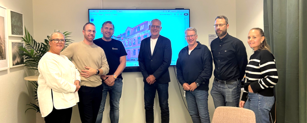 På bilden från vänster: Ulrika Ehrenholm, Robert Thörnlid, Robert Björn och Magnus Lorentzon, alla från T-Byggen, samt Anders Emilsson, Peter Andersson och Sandra Ingman från Uddevalla Kommun. Pressbild: T-Byggen Sverige AB