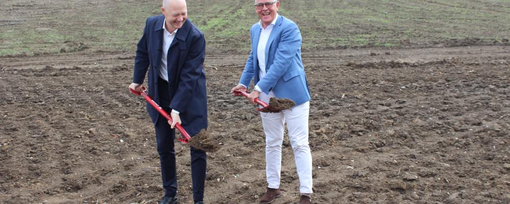 Det första spadtaget gjordes av CFO, Roeland Tjebbes och Vejle kommuns borgmästare Jens Ejner Christensen.