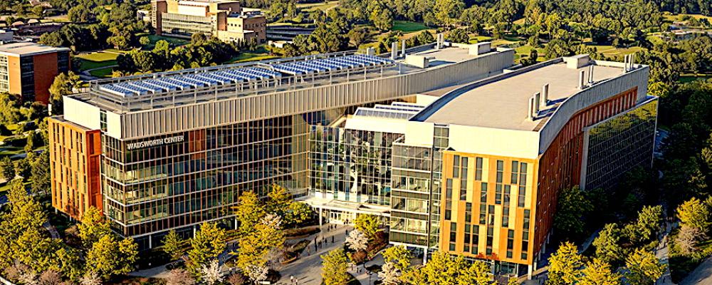 Byggnaden får fem våningar och en total yta på cirka 61 000 kvadratmeter. Där samlas flera verksamheter inom Wadsworth Center, ett av USA:s viktigaste statliga laboratorier för offentlig hälsa. Bild: Arkitekt- och designpartner HOK