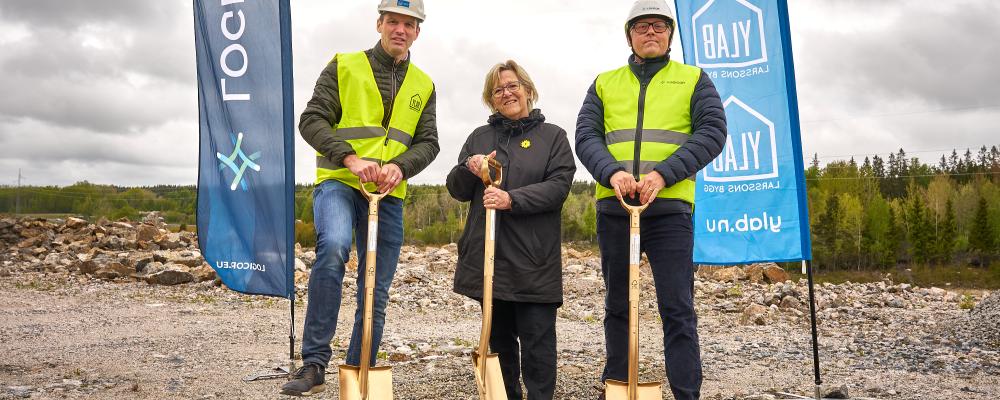 Första spadtaget. Foto: Logicor
