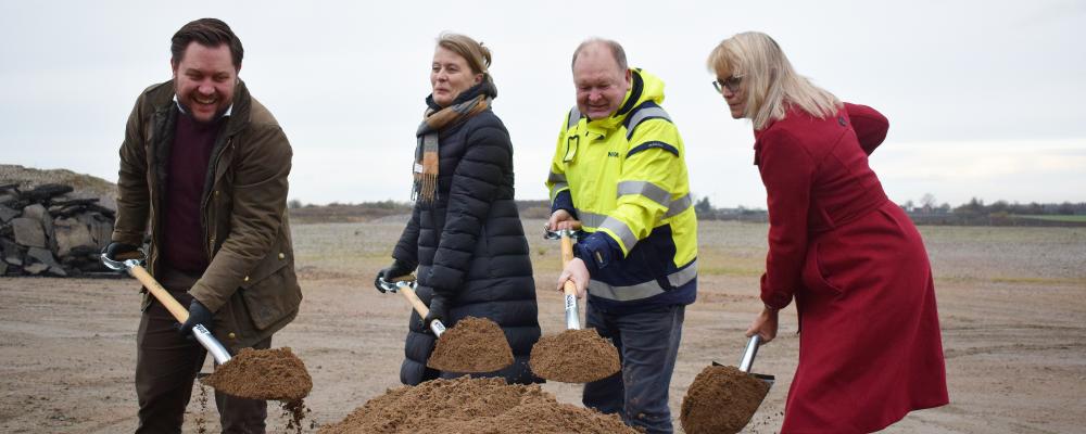 På bilderna från dagens spadtag syns från vänster: Sebastian Jaktling, ordförande i kultur- och fritidsnämnden i Lunds kommun, Sara van Lunteren, fastighetschef på serviceförvaltningen i Lunds kommun, Joachim Magnusson, vd på NOVAB, Åsa Hallbergsson, ordförande i Lunds Civila Ryttarförening. Foto: Lunds kommun
