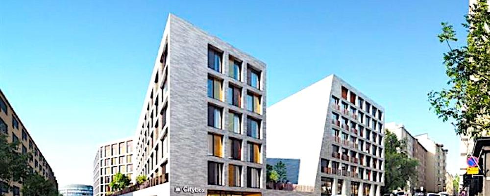 Kvarteret är uppfört på båda sidor om Broholmsgatan mellan Andra och Tredje linjen. I samband med byggprojektet rustades även den gångvänliga delen av Broholmsgatan upp. Den totala bruttoarean uppgår till cirka 28 000 kvadratmeter och byggnaderna omfattar åtta våningar ovan mark samt två källarplan. Foto: Citybox-Ylva-Arkkitehdit