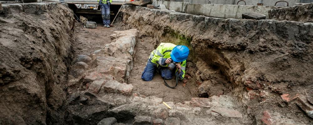 Artikelförfattaren Anna Bergman är ofta ute i fält och dokumenterar äldre murverk. Foto: Mattias Ek, Stadsmuseet i Stockholm, CC BY-NC-ND