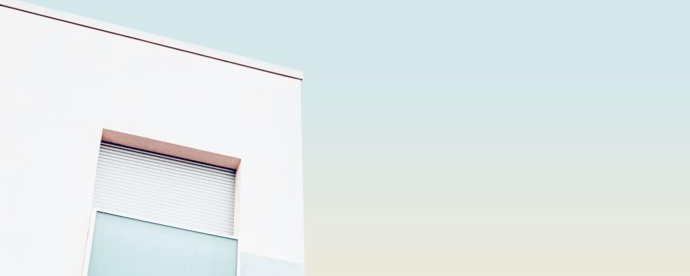 Närbild bostadshus. Foto: Michele Tardivo / Unsplash