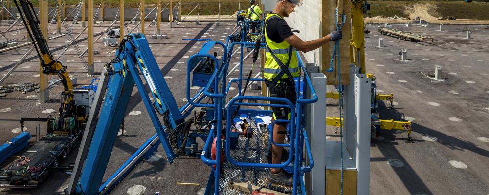 En stomme i limträ från Moelven monteras vid en lager- och logistikanläggning, ett byggsegment där trästommarna tagit marknadsandelar även under lågkonjunkturen.
Foto: Sören Håkan Lind