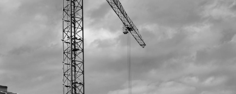 Foto över takåsar och lyftkran.  Foto: Natalia Trofimova / Unsplash