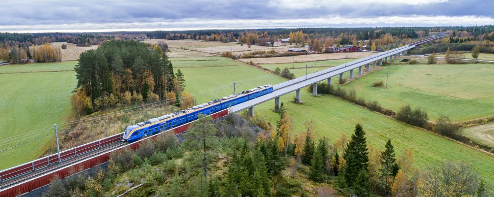 Norrbotniabanan är en cirka 270 kilometer strategisk ny kustjärnväg mellan Umeå och Luleå. Det är en av de största infrastrukturinvesteringarna i norra Sverige, och utbyggnaden sker etappvis. Foto: GRK