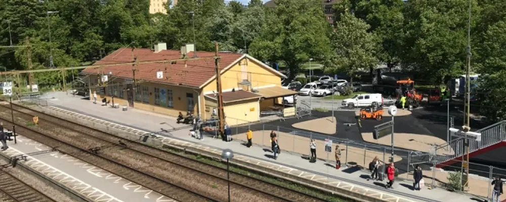 För att öka säkerheten vid Örebro Södra ska en ny plattform byggas på västra sidan av spåren. I samband med det kommer mittplattformen att rivas och plattformsövergången att stängas. Foto: Trafikverket