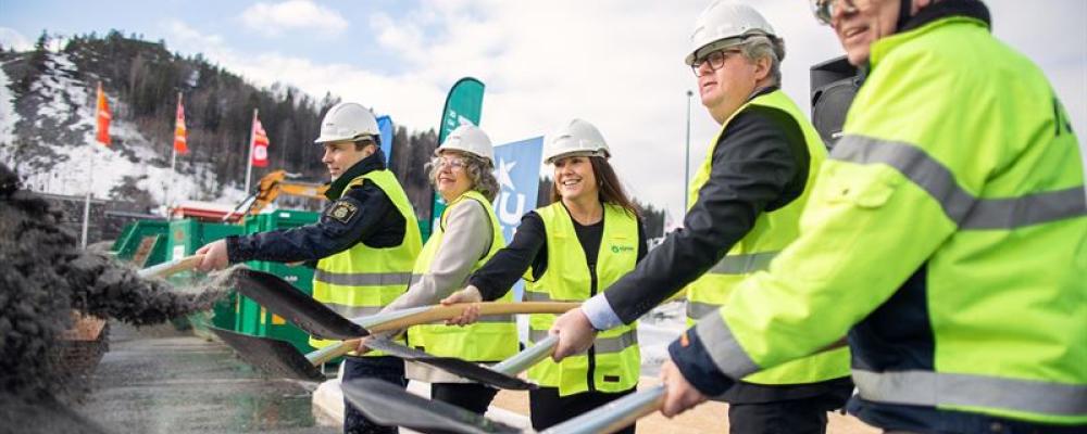 Dick Danielsson, Lokalpolisområdeschef, Polismyndigheten; Anna-Britta Åkerlind, Kommunstyrelsens ordförande; Cecilia Vestin, vd Kåpan Fastigheter; Justitieminister Gunnar Strömmer; Ulf Hansson, divisionchef, NCC Building Sverige. Fotograf: Elin Nerpin