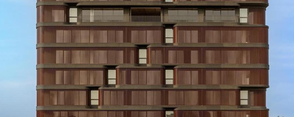 The Primus i Jaipur har utformats för att möta ett extremt varmt klimat. Gröna terrasser, vertikala solskydd och naturlig ventilation minskar behovet av kylning samtidigt som byggnaden erbjuder flexibla och hälsosamma arbetsmiljöer. OBS! Det finns fler bilder av interiören i slutet av artikeln. Foto: Vinay Panjwani/Sanjay Puri Architects.