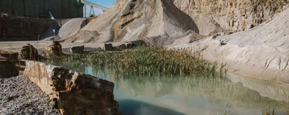 Minskande antal täkter och ökande behov av bergmaterial gör försörjningen mer sårbar. SBMI betonar vikten av långsiktig planering för att säkerställa att material finns nära byggprojekten. Pressbild: SBMI