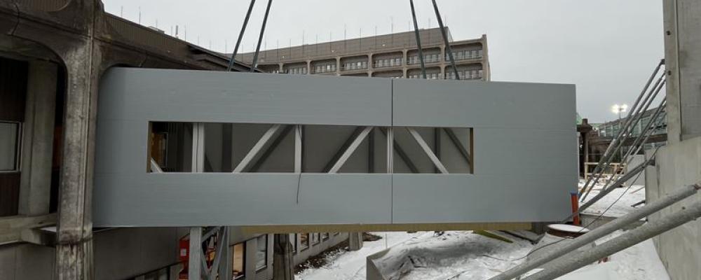 Element lyfts på plats. Foto: Smidmek