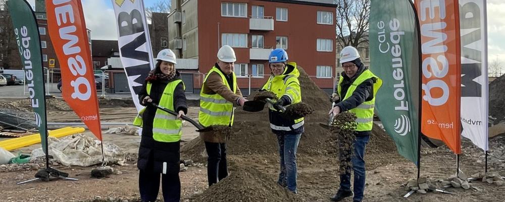 Anna Marand, projektutvecklingschef Hemsö, Peter Nilsson, fastighets- och etableringschef Forenede Care, William Hallin arbetschef MVB Syd och Venzel Rosquist (M) ordförande socialnämnden Trelleborg. Pressbild: MVB