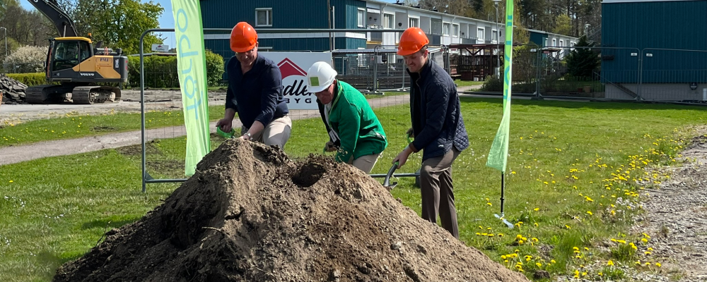 Första spadtag för för kommande bostäder på Höjden i Lerum. Pressbild: Förbo