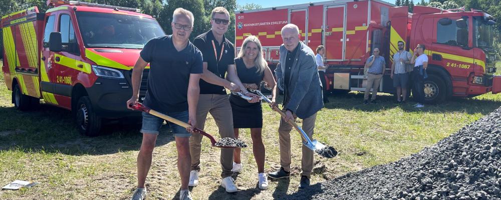 Det första spadtaget togs av Jonas Lundh, projektchef på ByggDialog, Fredrik Elf, vd för Kfast, Marie Svensson (S), kommunstyrelsens ordförande, och Bengt Brock (M), förste vice ordförande i Räddningstjänst- och tillståndsnämnden. Pressbild: ByggDialog