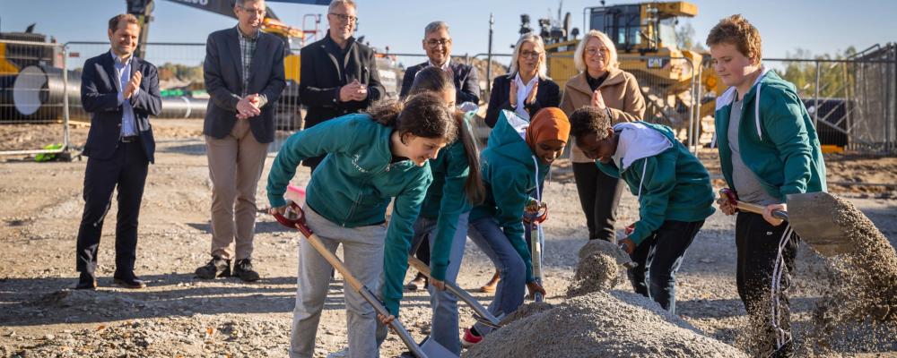 Förutom det sedvanliga spadtaget avslöjades reningsverkets nya namn. Foto: Byggdialog