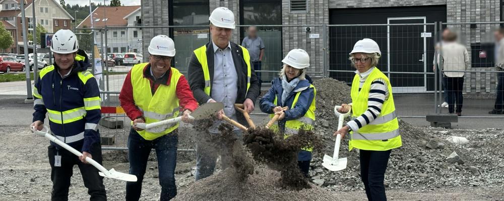 Från vänster: Magnus Insulan vd för T-Byggen, Martin Linsten, Marknadsområdeschef Riksbyggen, Anders Holmensköld kommunalråd (M) i Kungälvs kommun, Gun-Marie Daun , 2:e vice ordförande i kommunstyrelsen KD) Eva Wallmander, en av köparna till en lägenhet i Brf Humlen. Pressbild: Riksbyggen