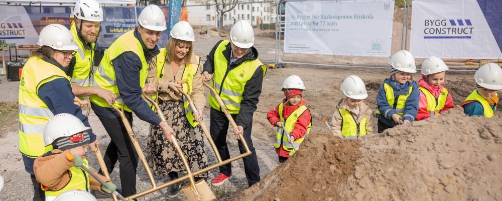 Barn från förskolan Bergabiten tog tillsammans med Uppsala kommun, Skolfastigheter och entreprenören ByggConstruct första spadtaget i bygget av Karlavagnens förskola som kommer stå klar sommaren 2026 (foto: Lilla Produktionsbolaget).