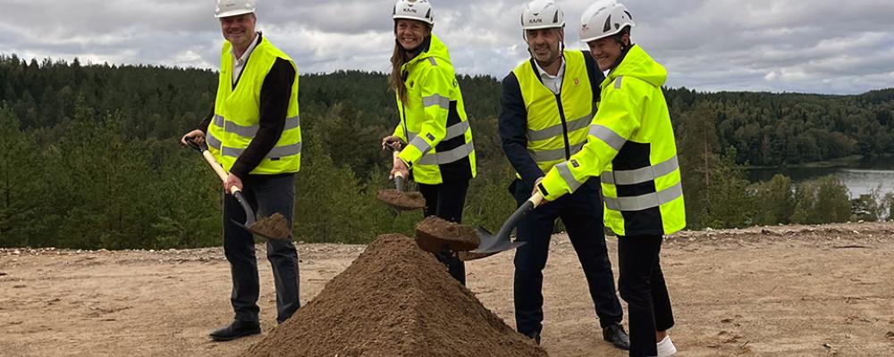 Första spadtaget, Slättmalm. 

Stefan Gustavsson, vd på Blooc, Jenny Bergendorff, vd HSB Bostad, Yusuf Aydin (KD), ordförande samhällsbyggnadsnämnden Botkyrka kommun, Carola Lavén, vd Ikano Bostad. Pressbild: HSB Stockholm