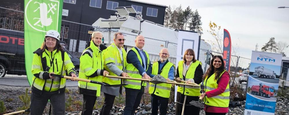 Spadtag för Truck Point Stäket tillsammans med fastighetsägaren JSR och de kommande hyresgästerna Botek, NTM Group och Thermo King. Pressbild: Järfälla Kommun